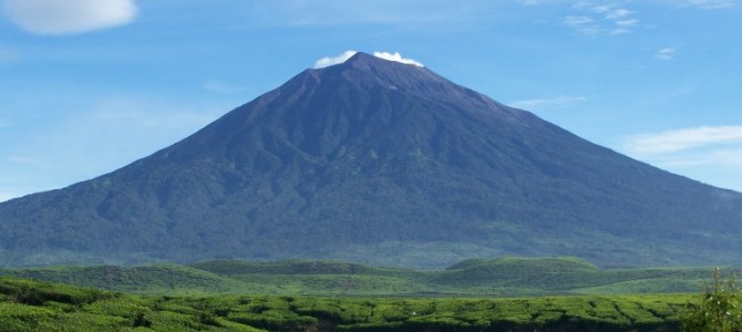 10 gunung tertinggi di indonesia yang indah dan mempesona