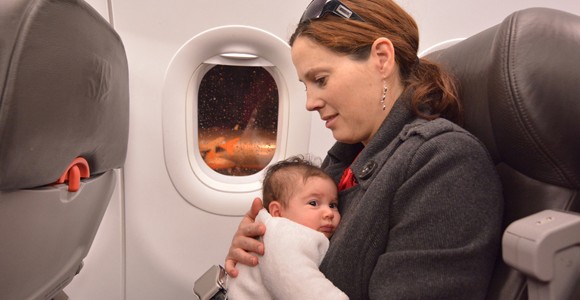 tips aman dan nyaman mengajak bayi naik pesawat
